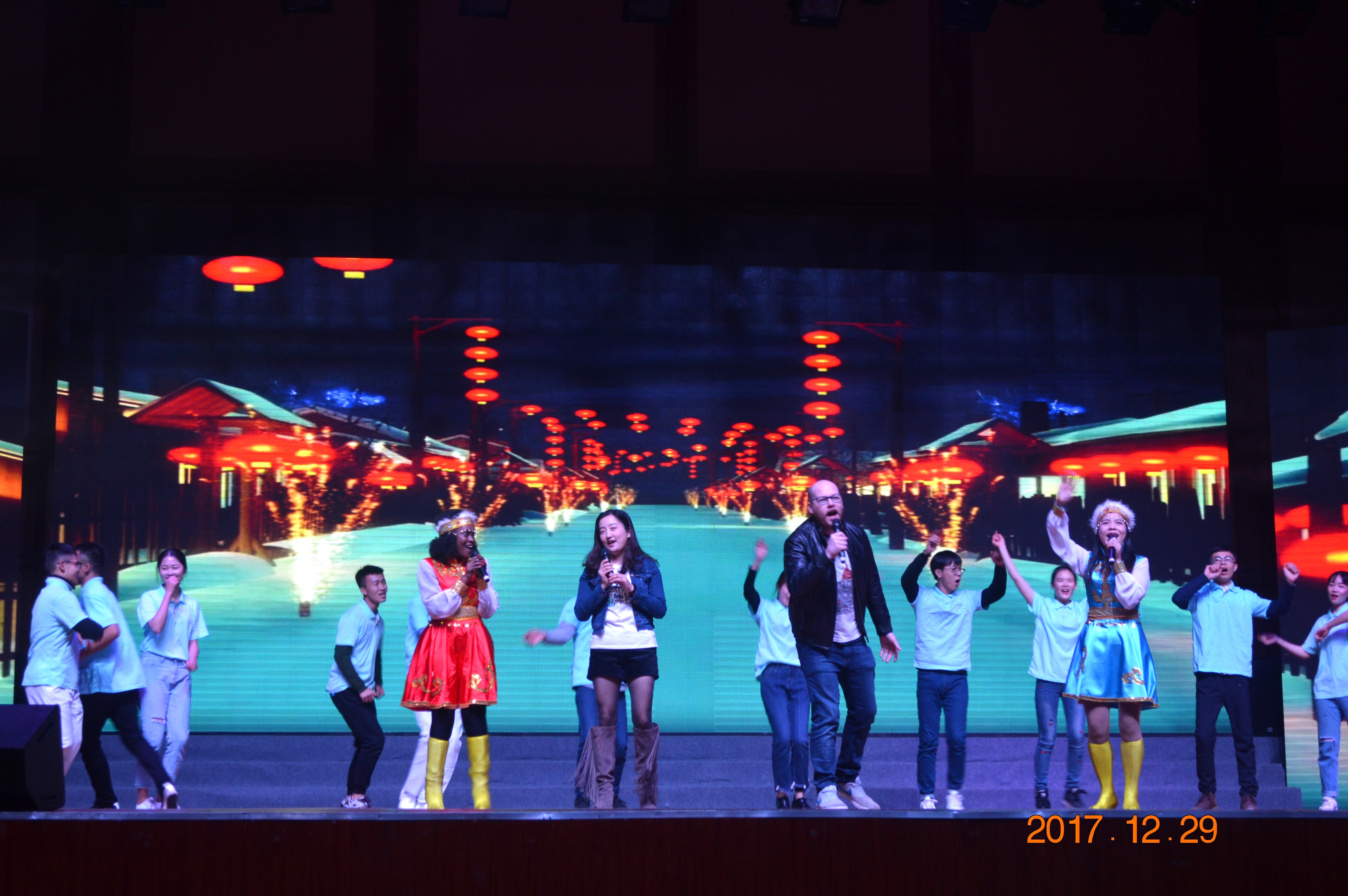 外教和国教老师在2018元旦晚会同台演唱