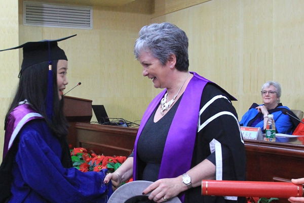 英方董事长Margaret Cook博士为获得英方学士学位的员工颁发学位